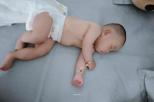 淇县六个月宝宝眼睛散光